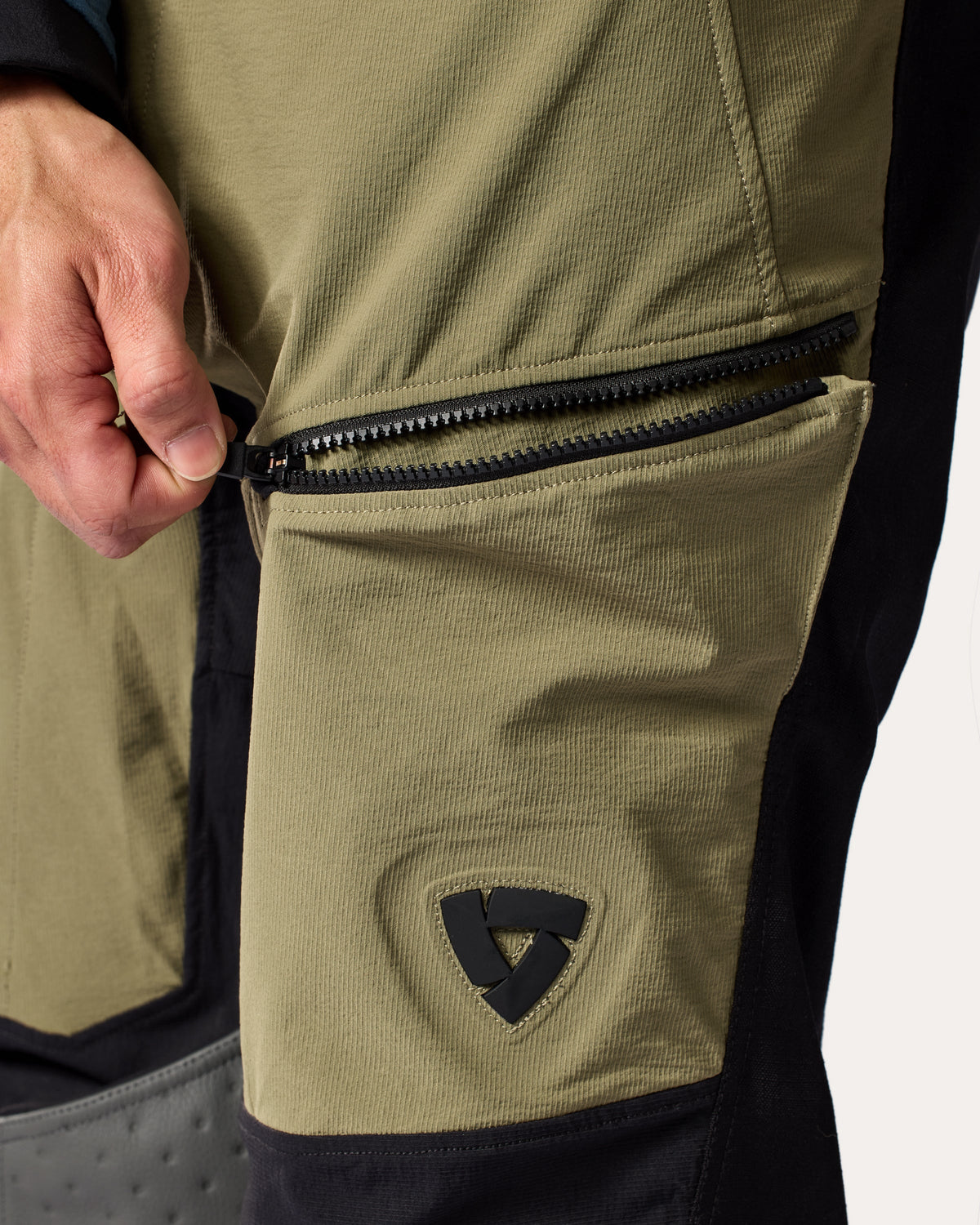 Pants Peninsula 2 | Red-Black - Detail