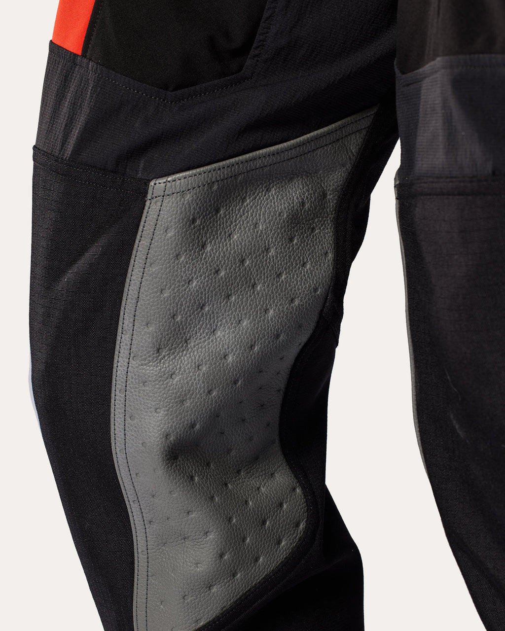 Pants Lejano | Black-Red - Detail