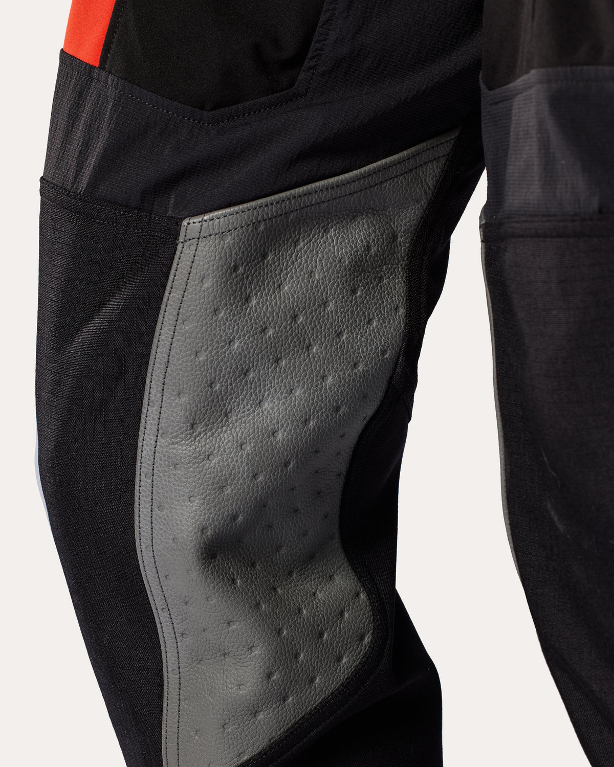 Pants Lejano | Black-Red - Detail
