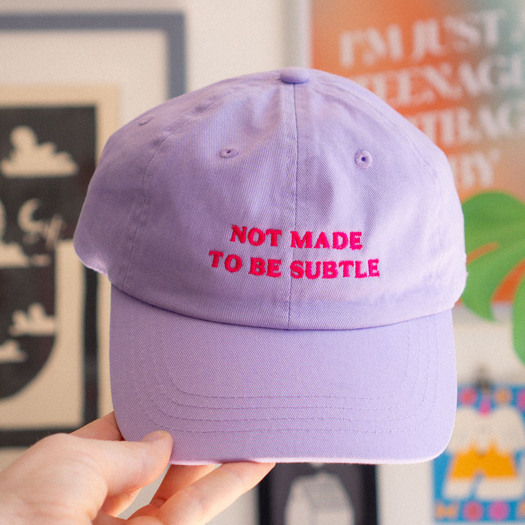 Nicht dezent gestaltete Slogan-Cap