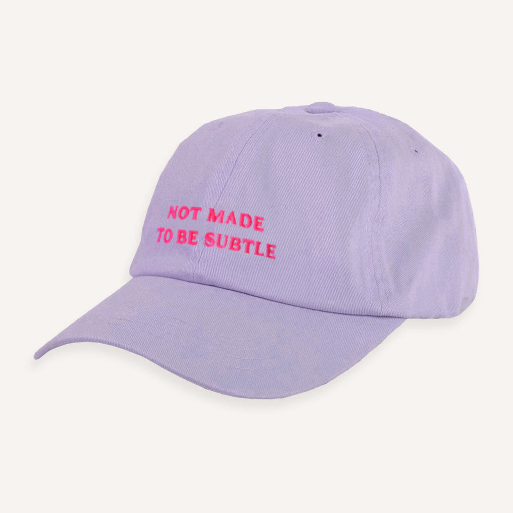 Nicht dezent gestaltete Slogan-Cap