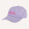 Nicht dezent gestaltete Slogan-Cap